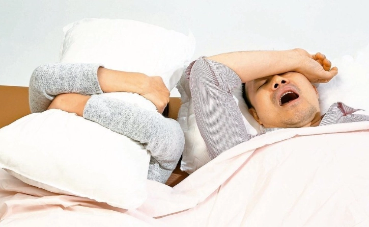 睡覺枕頭往上跑